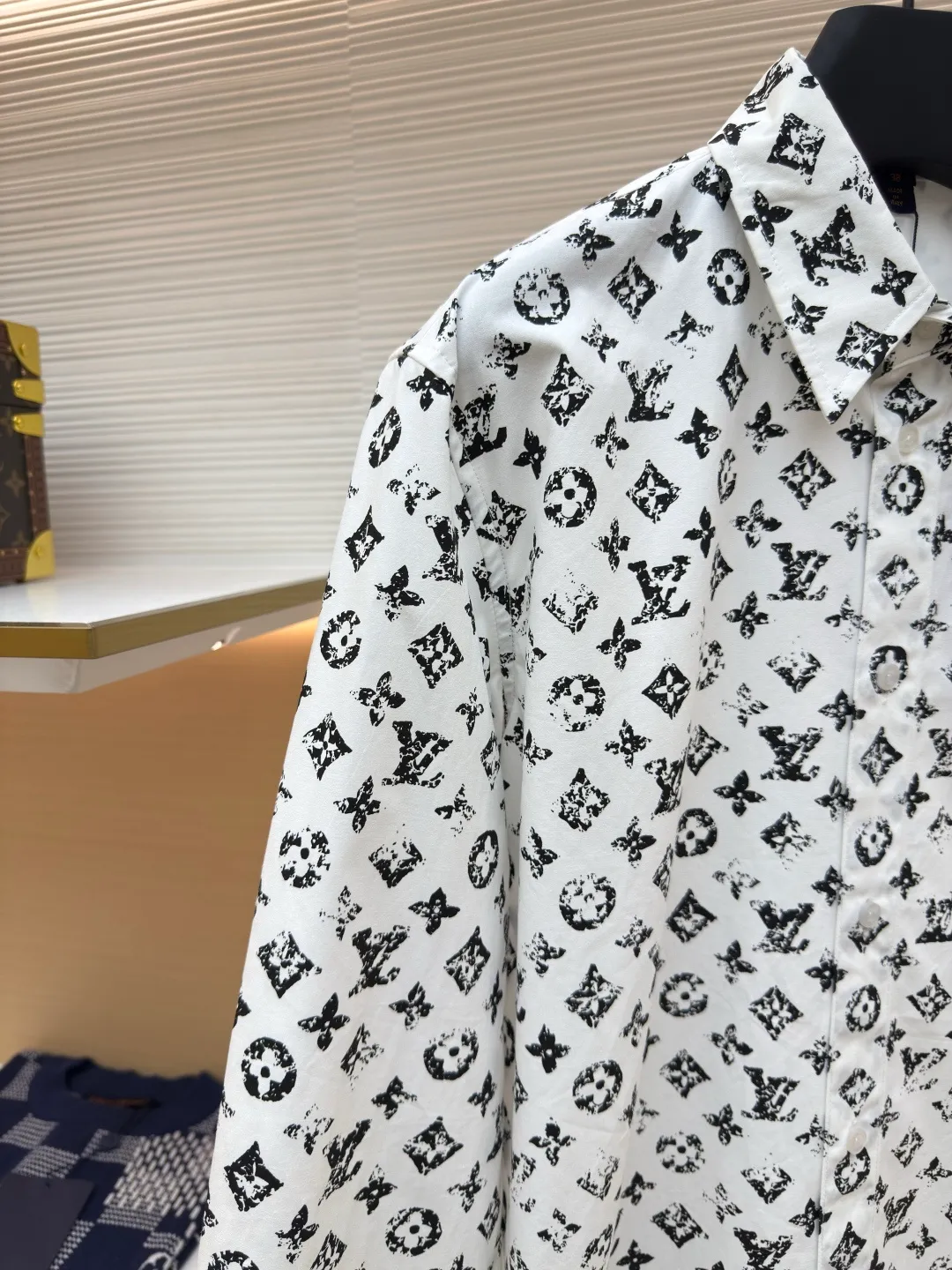 LOUIS VUITTON black full-print shirt ●Authentic product: Purchased and developed by 16612 ●Item number: 1680322-B15 ●Fabric: polyester fiber fabric ●Technology: Positioned cutting machine ●Version: Fitted version ●Weight: about 325 grams ●Size: 34-36-38-40 ●Description: The new shirt is made of soft and light silk-cotton blend, with full-width Monogram cutting to present a rich texture. Contrast buttons and a chest patch pocket add sophisticated details. The overall wiring is straight and delicate, the fabric is comfortable and soft, and the color is consistent without color difference. It can be matched with the same style to create a fashionable look and control various occasions. Customized accessories, complete with three standards, same style for men and women!
